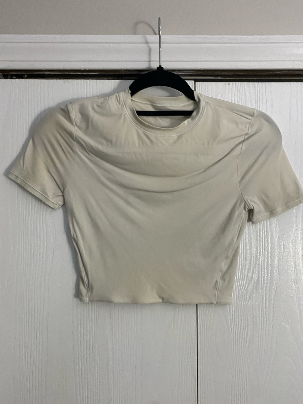 Women's Lululemon Cream Short Sleeve Crop Top
